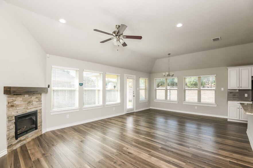 Building Photo - 917 Linden Dr