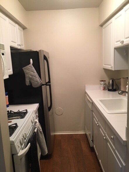 Building Photo - 525 Long Shore Dr