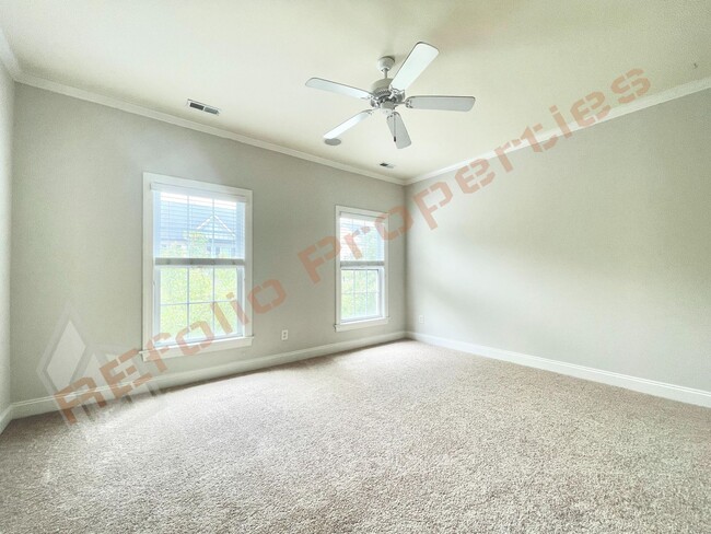 Building Photo - Great layout!Fresh Paint & New Carpet! Spa...