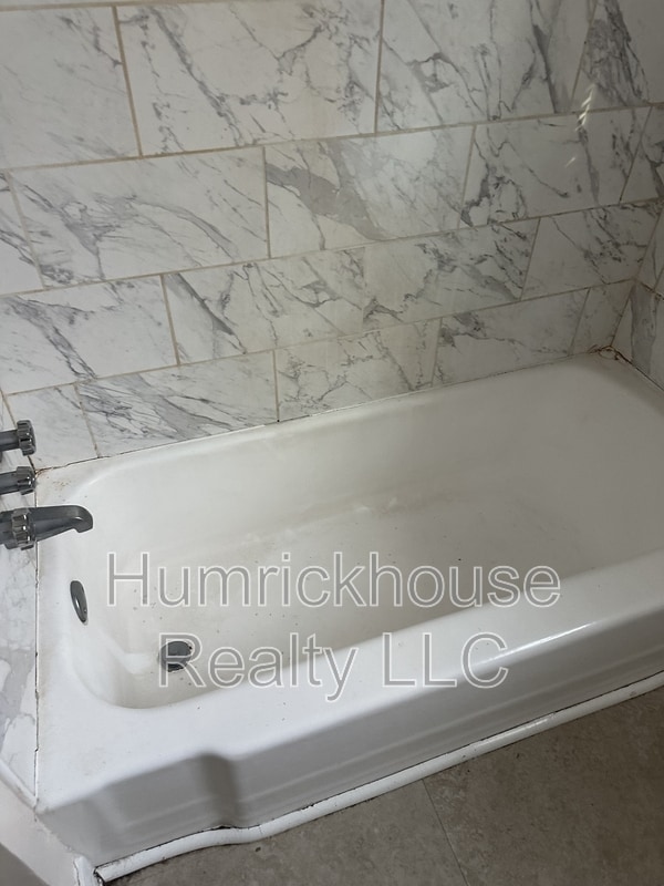 Building Photo - 1601 Grovewood Dr