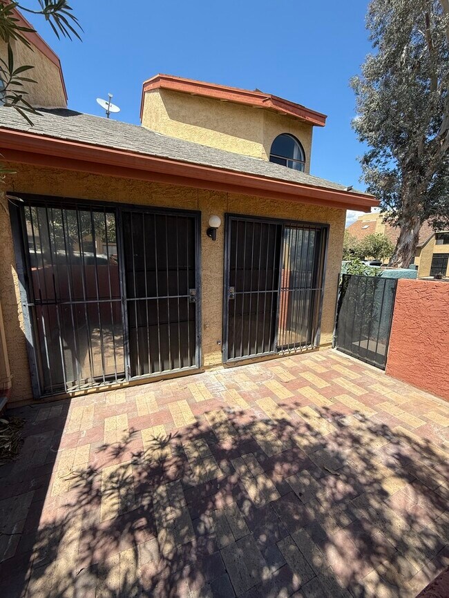 Building Photo - Town Home For Rent