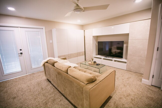 Building Photo - 4 Bedroom Townhome in Campbell County