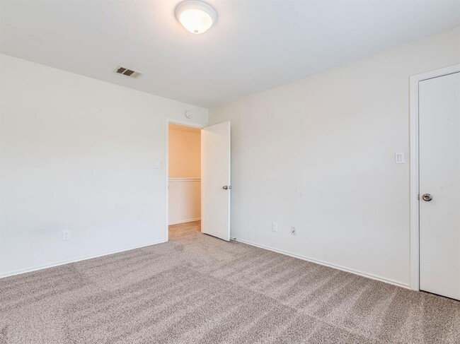 Building Photo - 221 Carriage Way