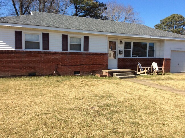 Building Photo - Spacious 3 bedroom 1 bath available soon (...