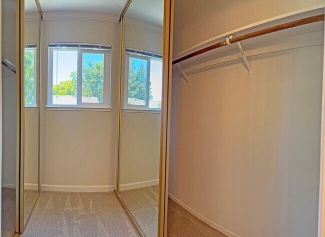 Building Photo - Beautifully Updated 3 Bedroom, 2.5 Bathroom Townhome!