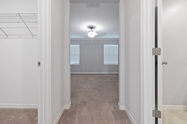 Building Photo - "Charming Water-view Retreat in a gated co...