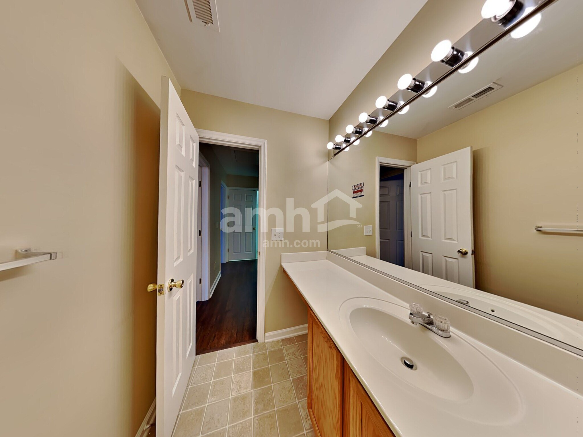 Building Photo - 1528 Pebble Ridge Dr