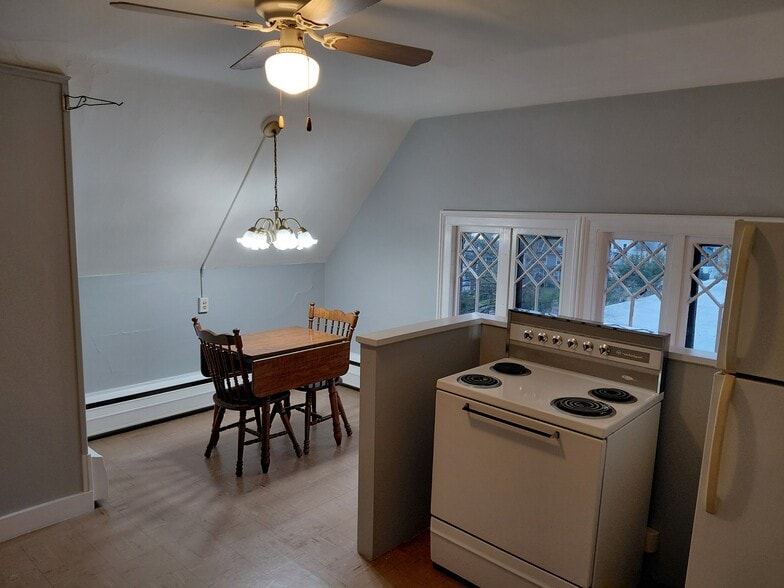 Dining area - 51 Grand Ave