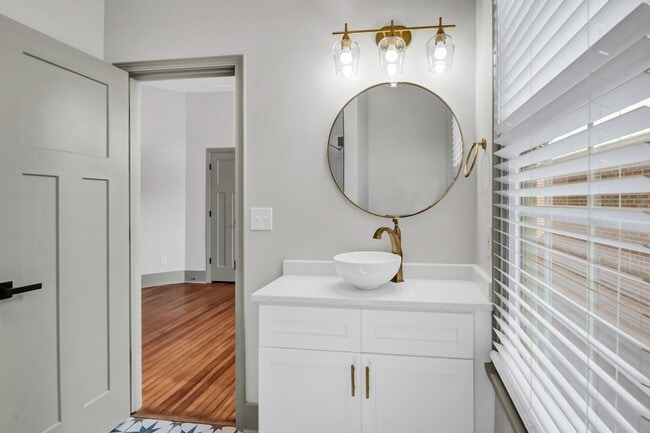 Building Photo - Pre-Leasing for the 26-27 School Year! - M...