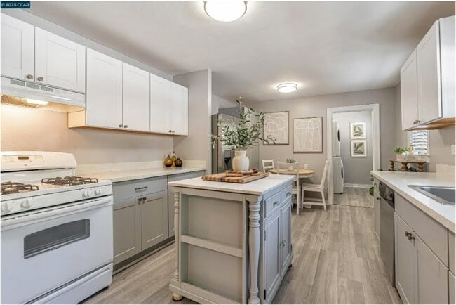 Building Photo - 2230 Pomona Ave