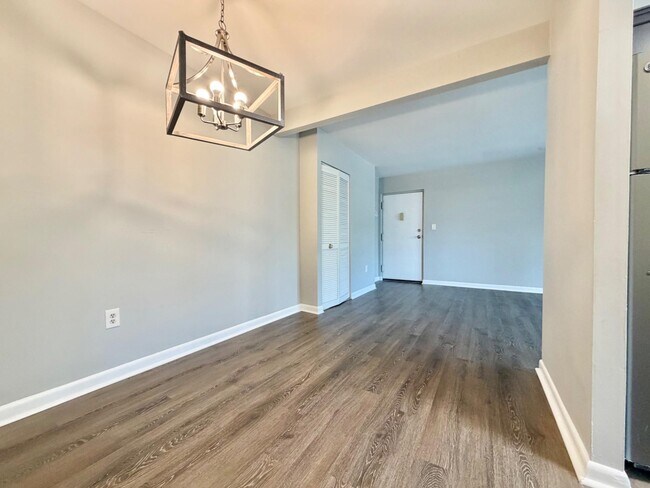 Building Photo - 140 Royal Oak Dr