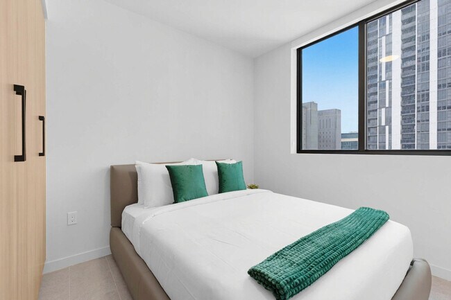 Building Photo - 501 NE 1st Ave