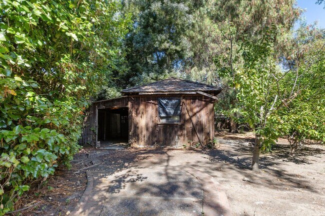 Building Photo - Beautifully Appointed Atherton Estate with Pool & Outdoor Entertaining