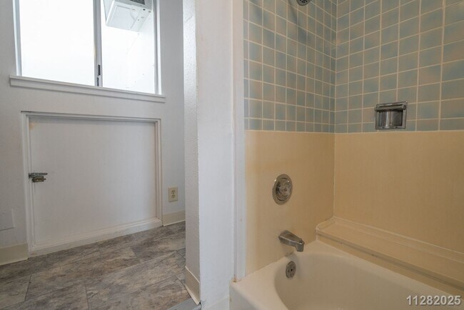 Building Photo - $3650.00 | 4bd/1.5ba Duplex in Pacific Palisades Pearl City