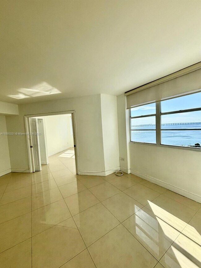 Building Photo - 801 Brickell Bay Dr