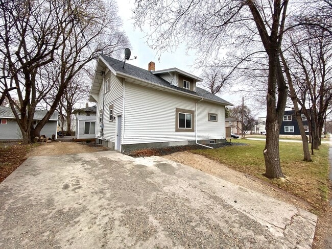 Building Photo - Spacious 5-Bedroom Home Near MSUM & Concordia – Perfect for Students or Large Households!