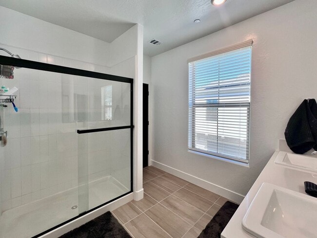 Building Photo - $2,295 Herndon & Peach, 2 Bedroom Townhous...