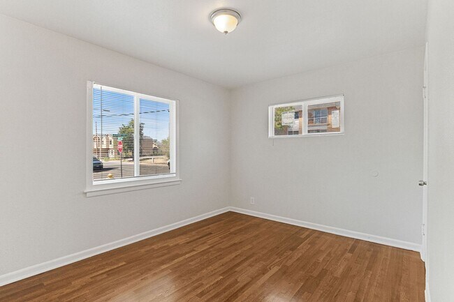 Building Photo - Newly Renovated 2 bed/1 bath home!!