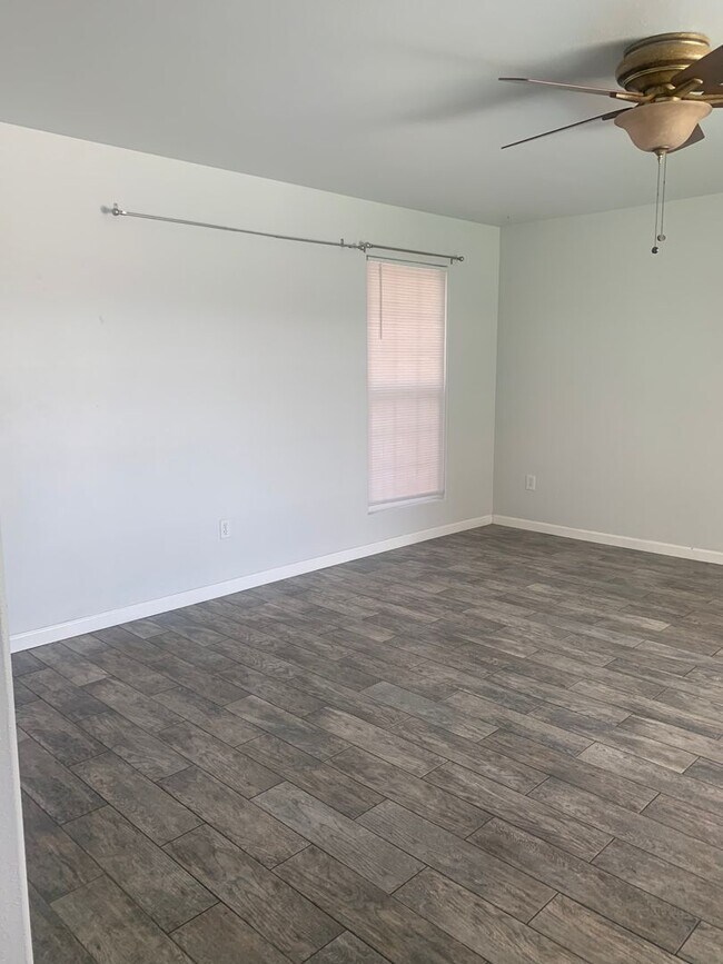 Building Photo - 3 BR 2 BA Available Now