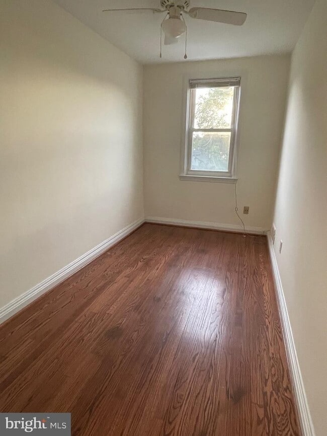 Building Photo - Townhome In Glen Burnie