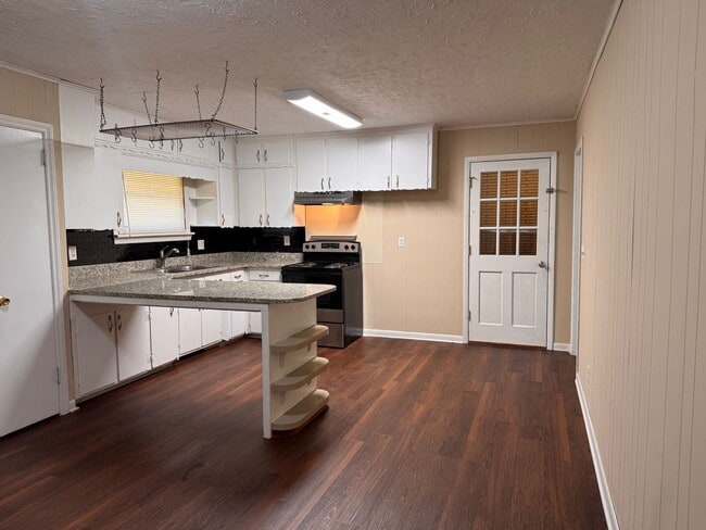 Building Photo - 2 BED, 2 BATH BRICK HOME LOCATED IN ASHEBORO!