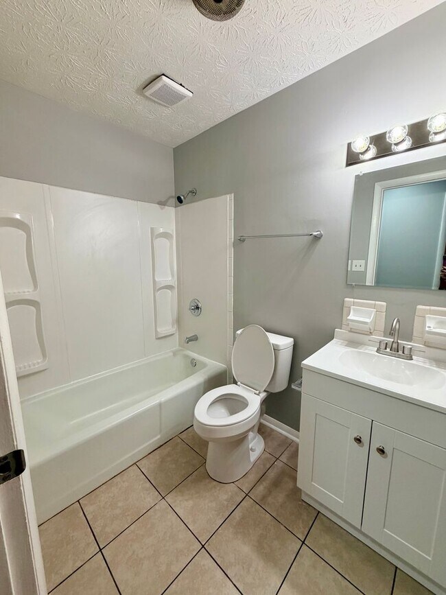 Building Photo - 951 Valley Farm Dr