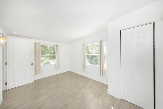 Building Photo - P200 - #7A Holiday Inn