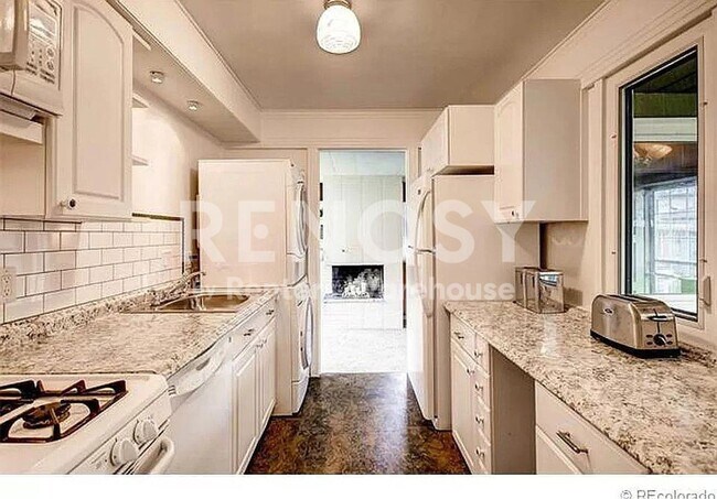 Building Photo - 3030 S Bellaire St