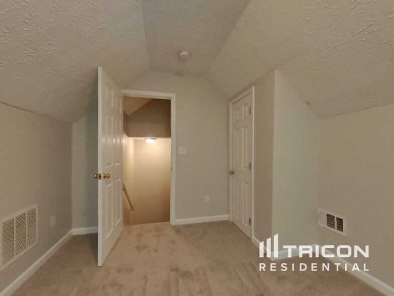 Building Photo - 5746 Lakeside Dr