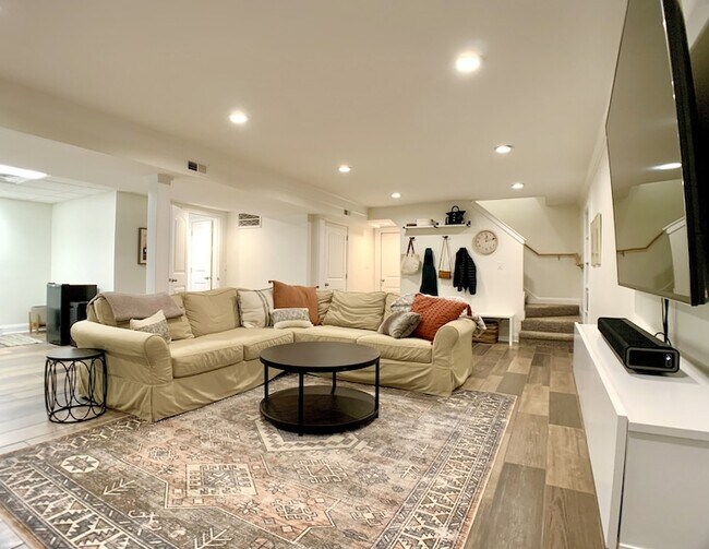 Building Photo - 423 Rivermont Dr