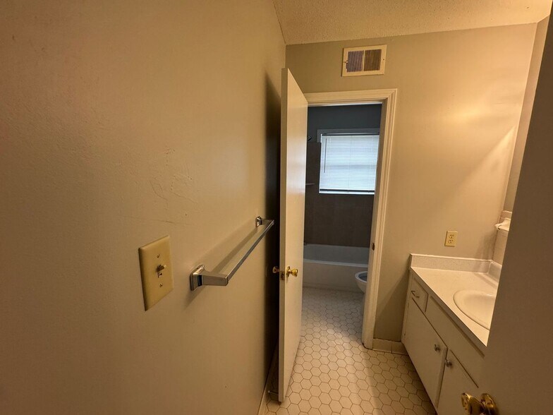 Building Photo - 1722 Northfield Dr