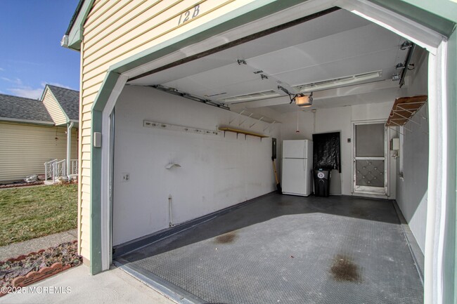 Building Photo - 12 Birchwood Dr