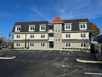 Building Photo - 400 Oak St