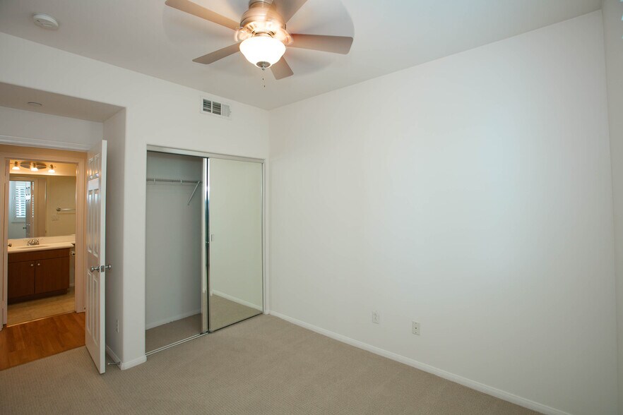 Building Photo - 720 S San Fernando Blvd