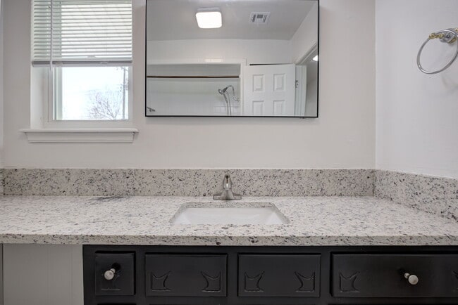 Building Photo - 1520 Brookdale Dr