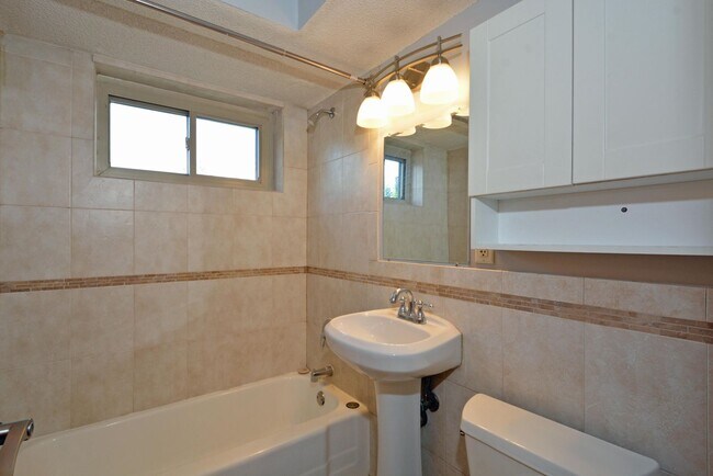 Building Photo - Charming 1-Bedroom Condo Available in Minn...