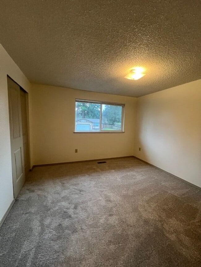 Building Photo - South Hill 3 bedroom house