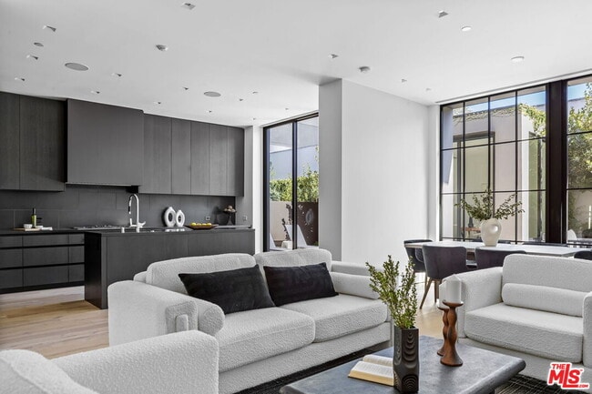 Building Photo - 8890 Rosewood Ave