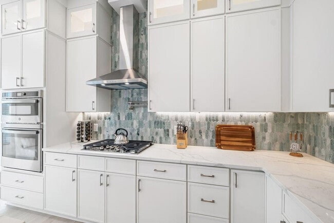 Building Photo - 31 Sarah St