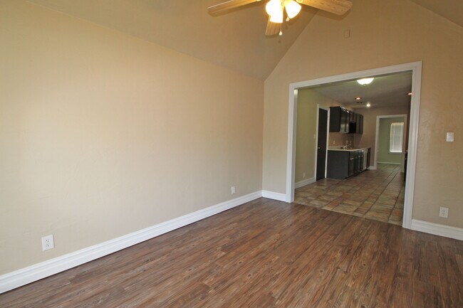 Building Photo - Spacious 4 Bedroom in South Tulsa