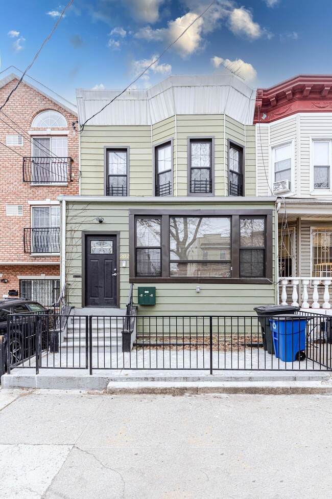 Building Photo - 282 E 38th St