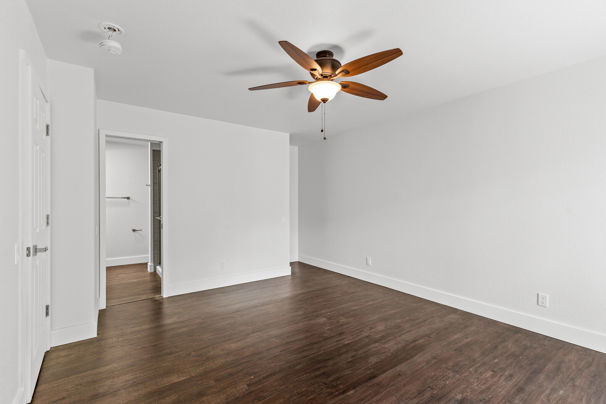 Building Photo - 111 E Oak Ave