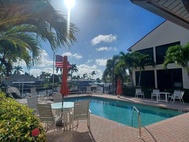 Building Photo - 5605 SW 12th Ave