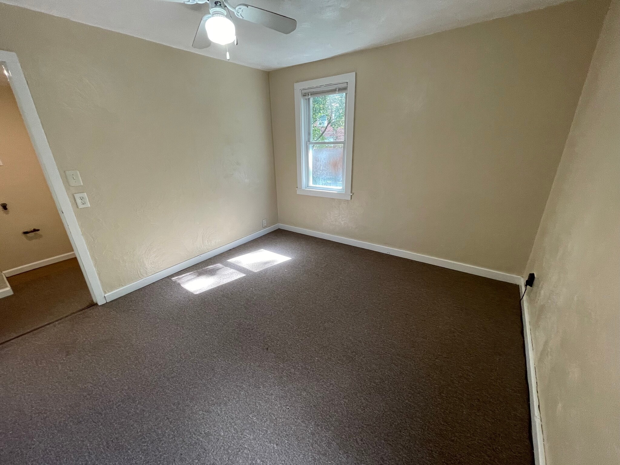 Building Photo - 329 Hemlock Dr