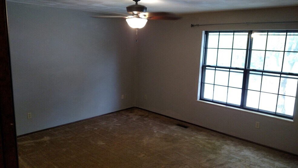 Building Photo - 833 Nowland Ct