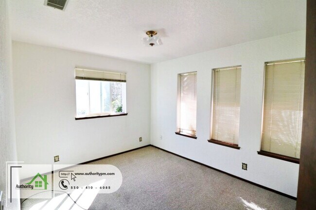 Building Photo - 3688 Cal Ore Dr