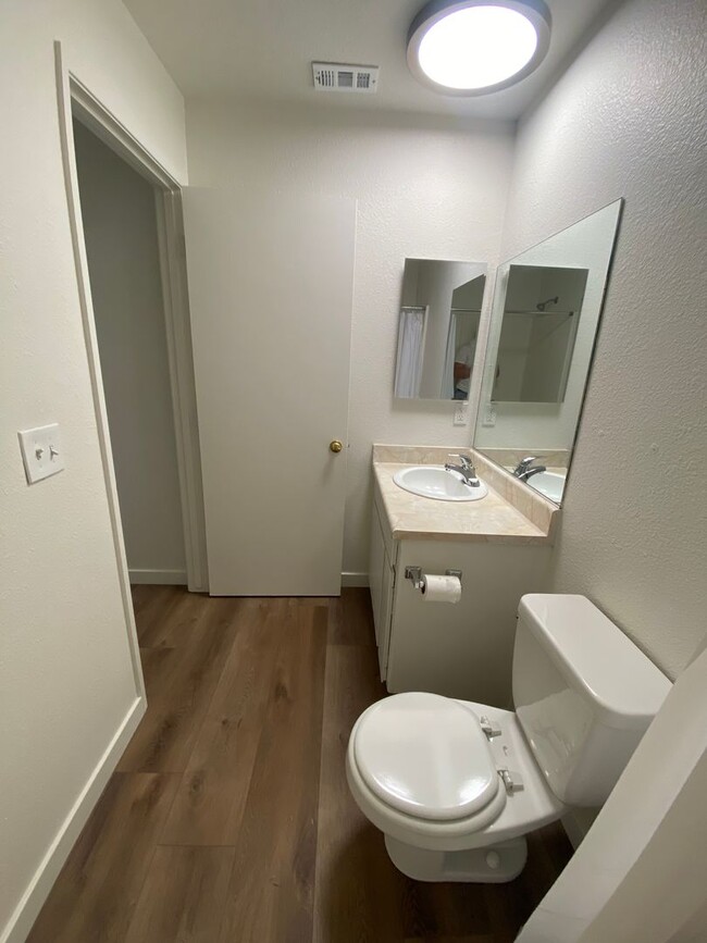 Building Photo - Downtown Duplex