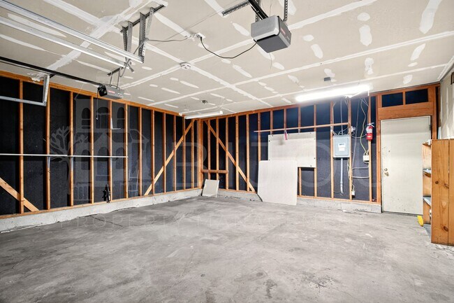 Building Photo - NEW Carpet and Paint!!!