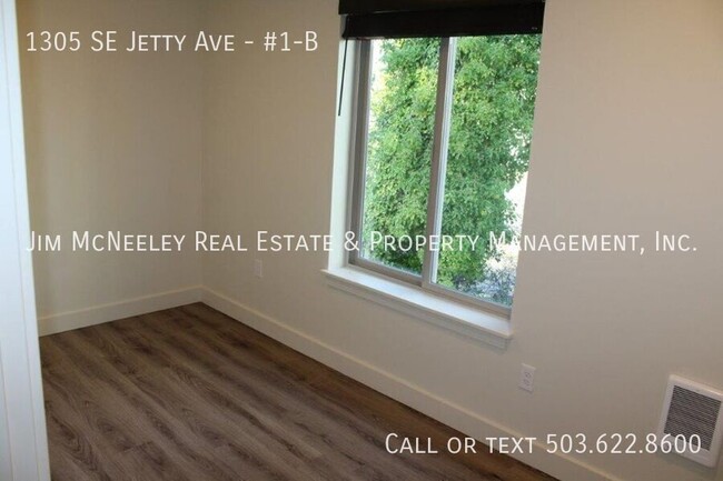 Building Photo - Lower level 2 bed/ 1 bath w/ 1 Assigned Pa...