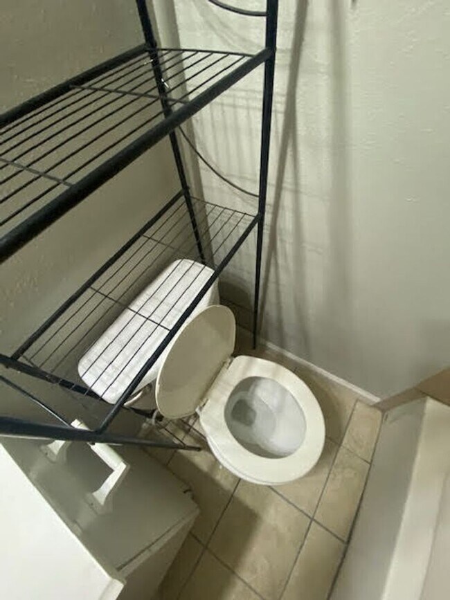 Building Photo - COME TOUR THIS NICE 2 BEDROOM 1 BATH DUPLE...